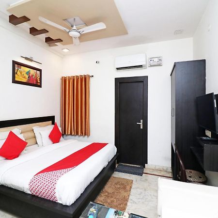 Отель Aaradhya Residency Агра Экстерьер фото