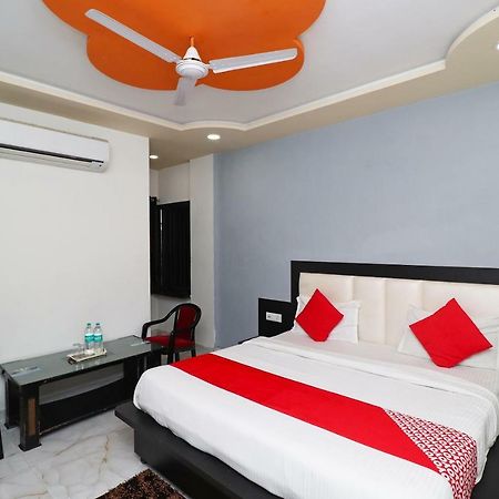 Отель Aaradhya Residency Агра Экстерьер фото