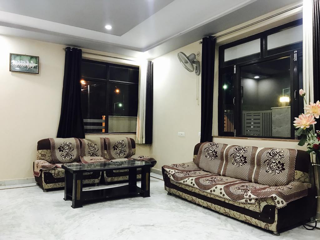Отель Aaradhya Residency Агра Экстерьер фото