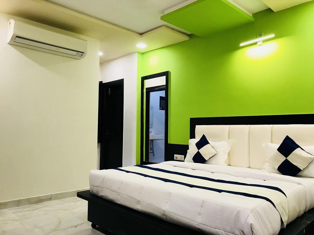Отель Aaradhya Residency Агра Экстерьер фото