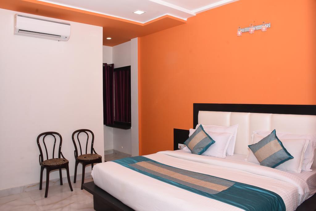 Отель Aaradhya Residency Агра Экстерьер фото