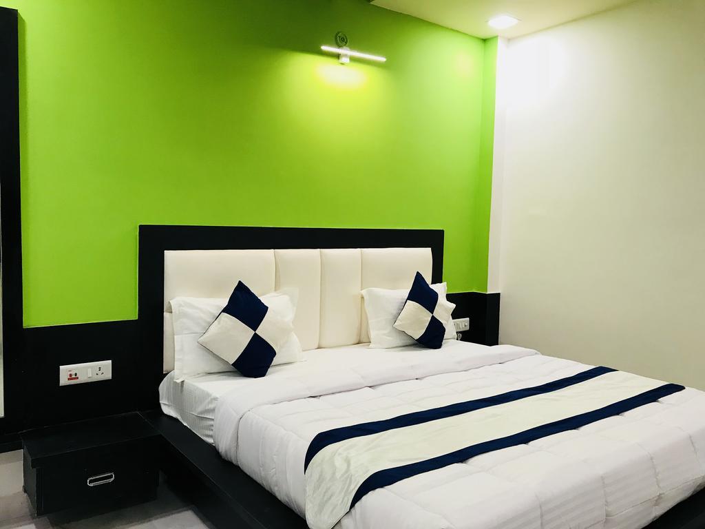 Отель Aaradhya Residency Агра Экстерьер фото