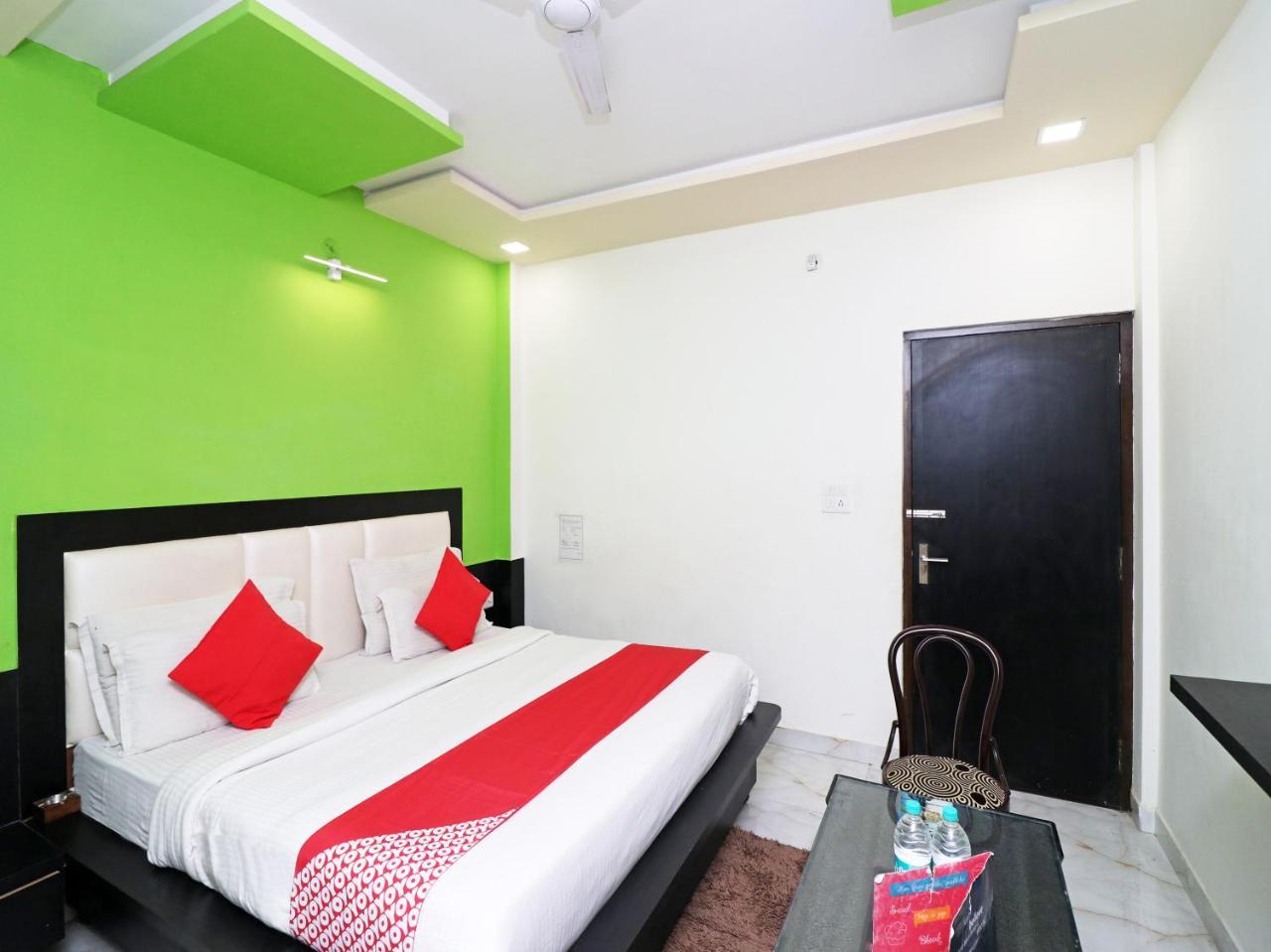 Отель Aaradhya Residency Агра Экстерьер фото
