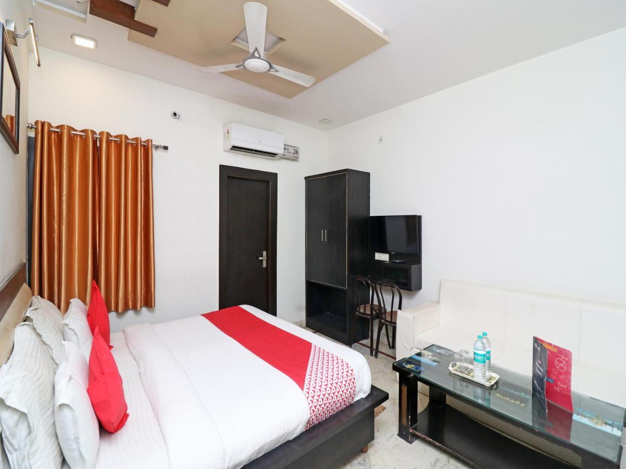 Отель Aaradhya Residency Агра Экстерьер фото