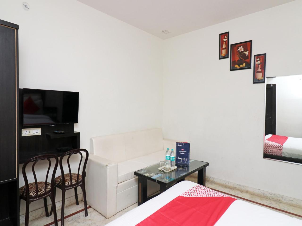 Отель Aaradhya Residency Агра Экстерьер фото