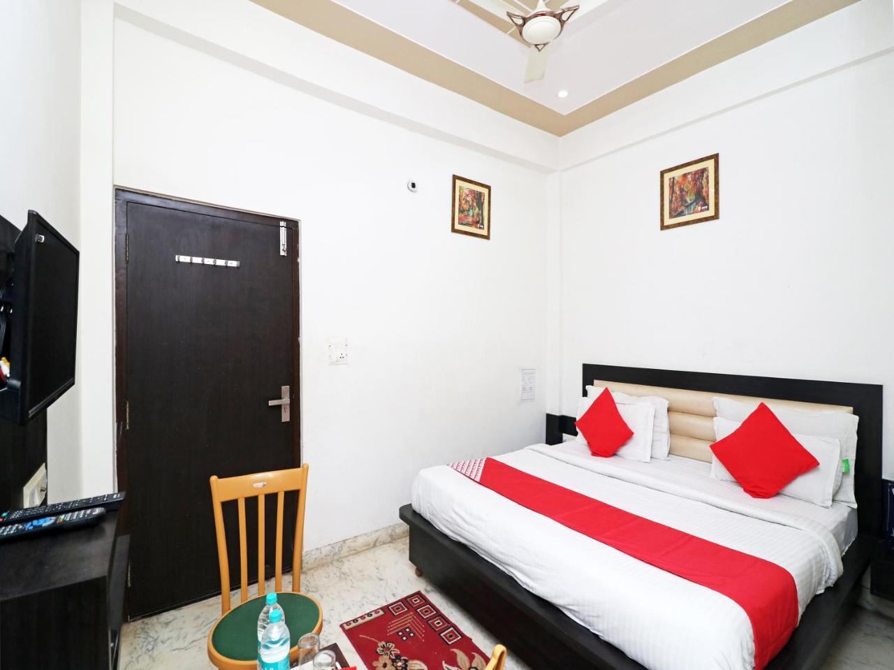 Отель Aaradhya Residency Агра Экстерьер фото