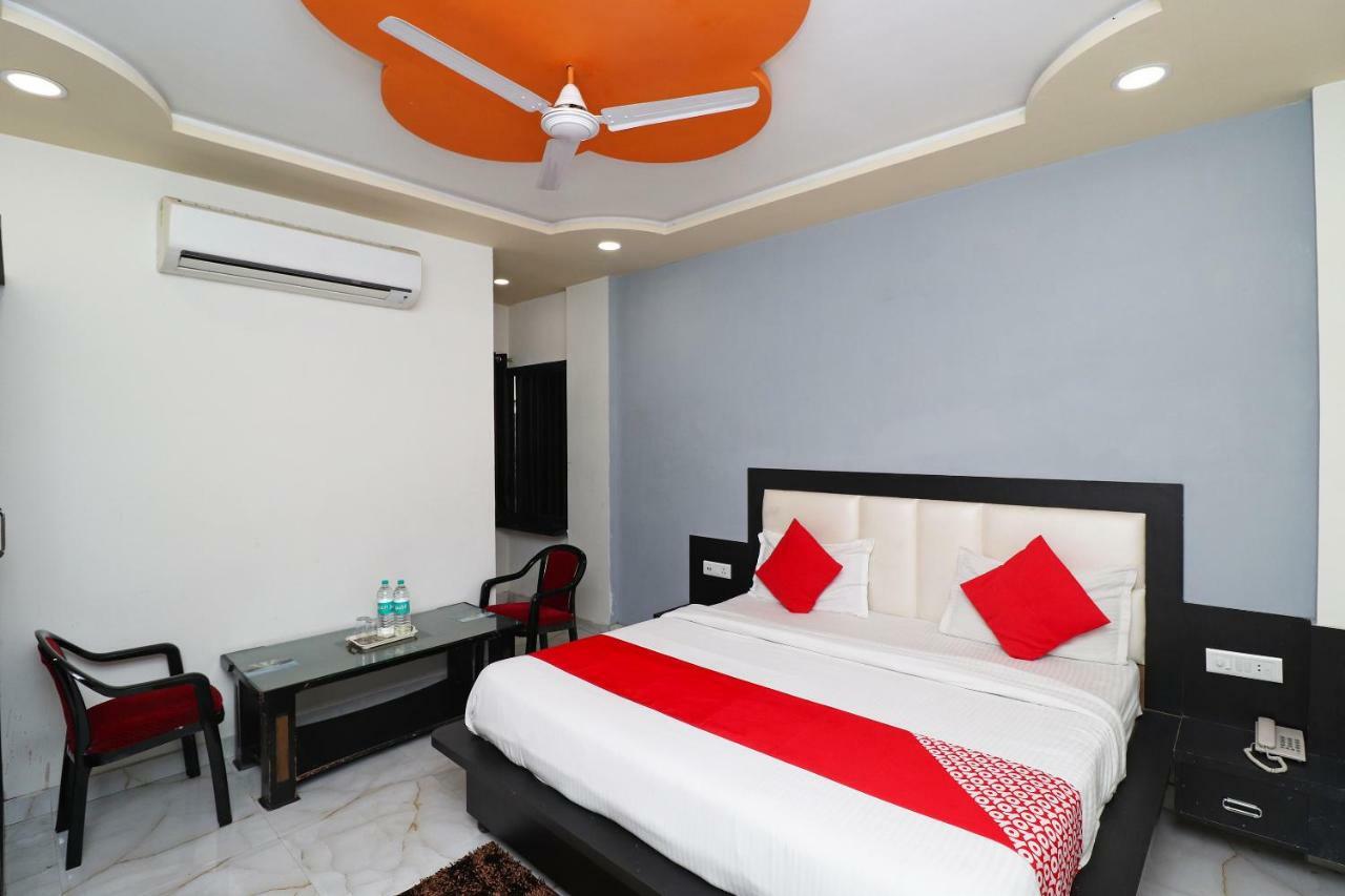 Отель Aaradhya Residency Агра Экстерьер фото
