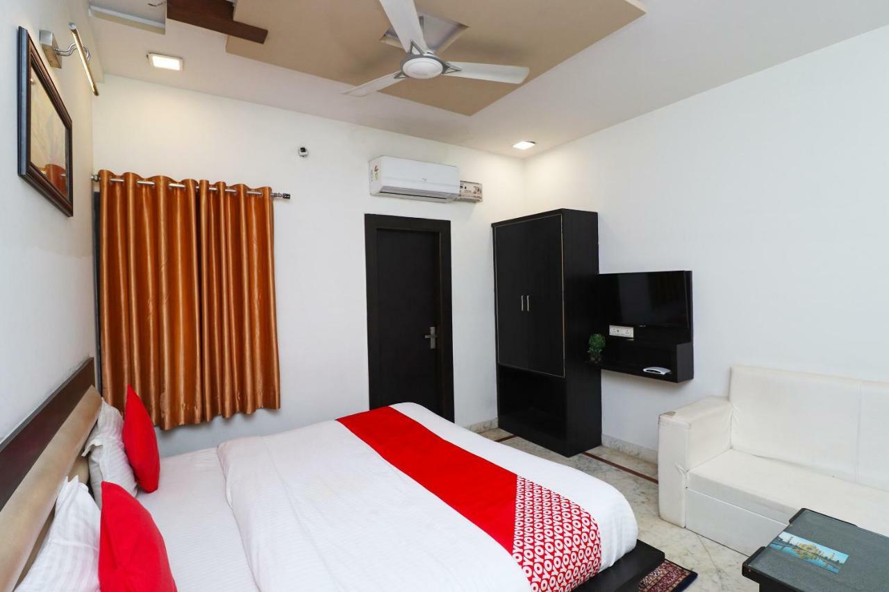 Отель Aaradhya Residency Агра Экстерьер фото