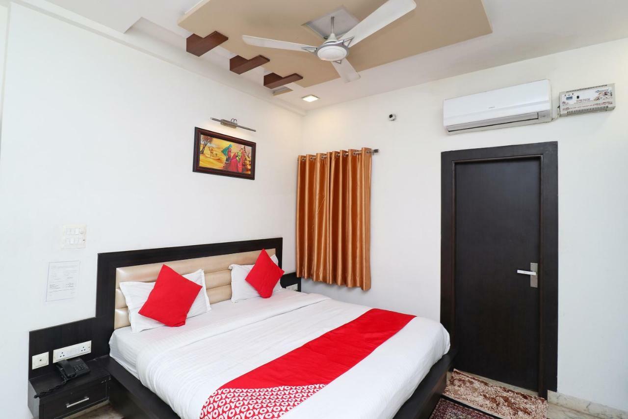 Отель Aaradhya Residency Агра Экстерьер фото